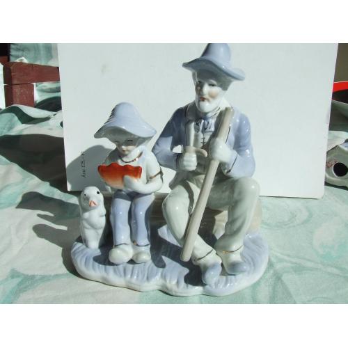 Фарфор дід з внуком роз. 18 х 18х 10 см. 1990 роки. ручний розпис.