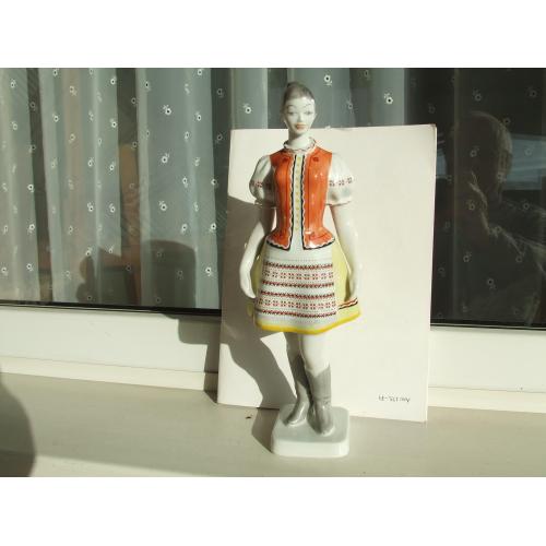 Фарфор дівчина в костюмі роз.30х11 см. Венгрия Гологазо 1950 рр. ручна розпис.