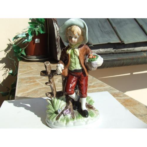 Фарфор Хлопець з корзиною яблук роз.18х11 см. Германія 1950 рр.