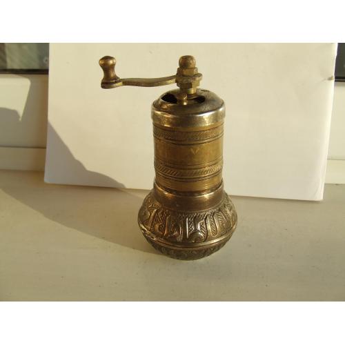 Млин ручний латунь роз. 11х7 см. вага 220 грамм. Европа 1980 рр.