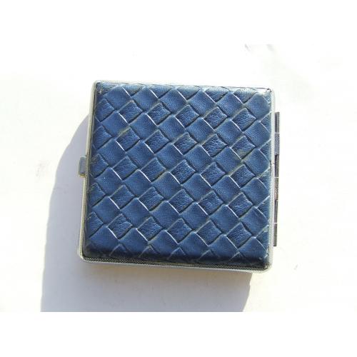 Портсигар металл кожа роз. 11 х 10 см. вага 96 гр . начало 1970 рр. ссср.