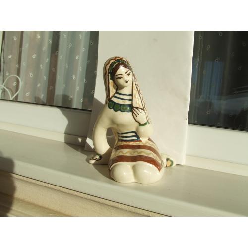 Статуетка Гуцулка кераміка Лвівська майоліка ЛКЗ ссср 1960 рр. роз.20х16 см.