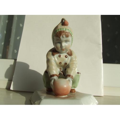 Статуетка хлопчик з мячом 1960 рр. роз 14х12 см. Жолноі Венгрия .