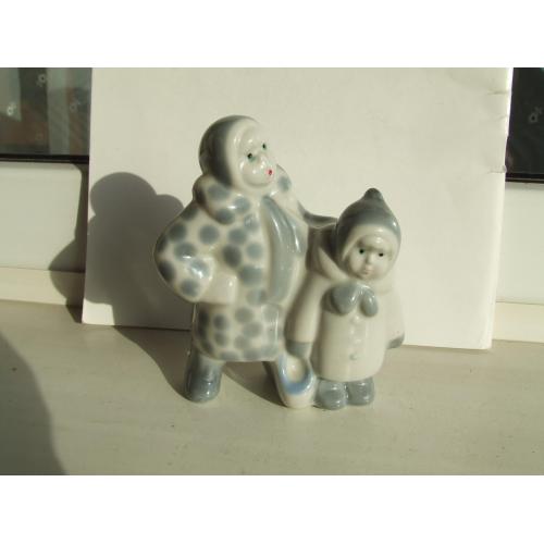 Статуетка зимній дворик діти сестрички ссср 1970 рр. роз 12х11 см. полонне .