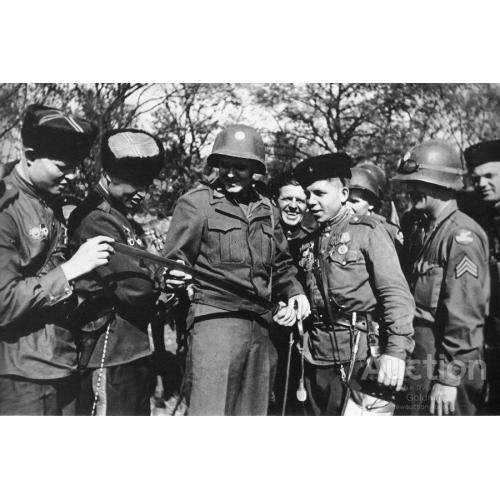 1945 г. Встреча советских и американских солдат в Германии.