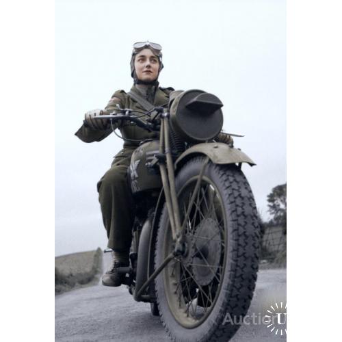 Американская военнослужащая мотоциклистка.