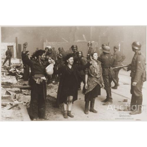Бойцы еврейского сопротивления, схваченные эсесовцами во время восстания в Варшавском гетто