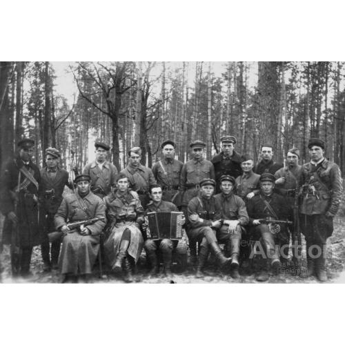 Бойцы партизанского отряда "Червоный" в Хинельских лесах.