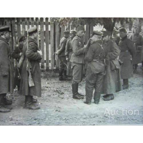 Брест 1939 г Советские и немецкие солдаты общаются при разделе Польши.