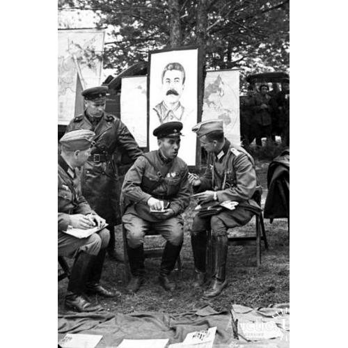 Брест 1939 Комбриг Кривошеин Семен Моисеевич угощает папиросами немецких офицеров