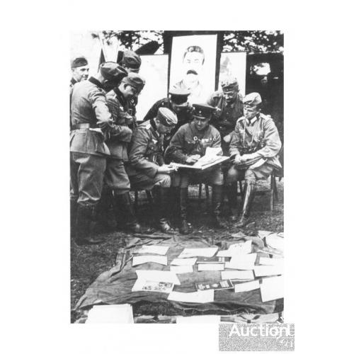 Брест 21 сентября 1939 г Советские и немецкие командиры смотрят агитацию про уничтожение фашизма