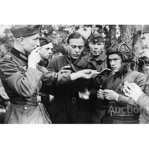 Брест Немецкий солдат предлагает сигареты советским воинам