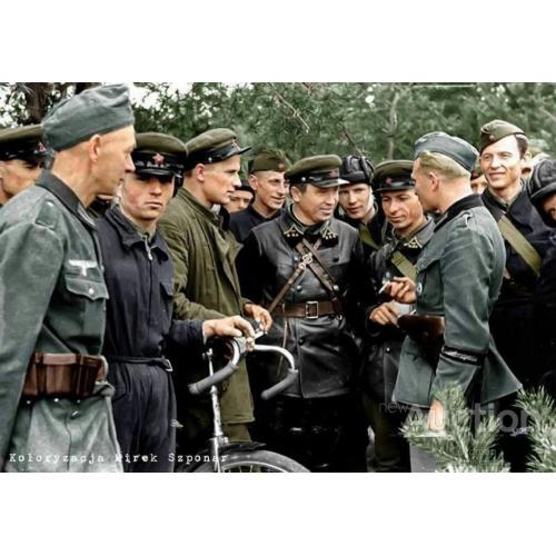 Брест сентябрь 1939 Комиссар бригады ведёт беседу с немецкими солдатами