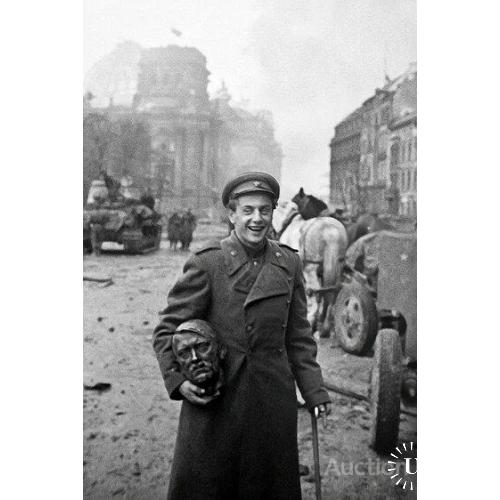 Евгений Долматовский около Бранденбургских ворот с головой Гитлера,Берлин, 2 мая 1945