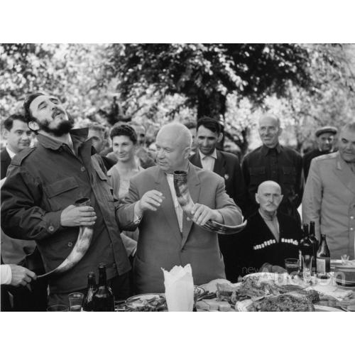 Фидель Кастро, Хрущев, министр обороны маршал Родион Малиновский в Грузии пьют вино.