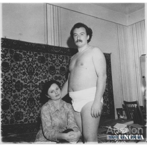 Наркобарон-миллиардер Пабло Эскобар с супругой у родственников в Саратове. 1983 г