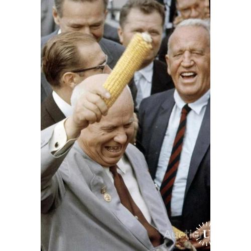 Никита Хрущев в США держит в руках початок кукурузы.