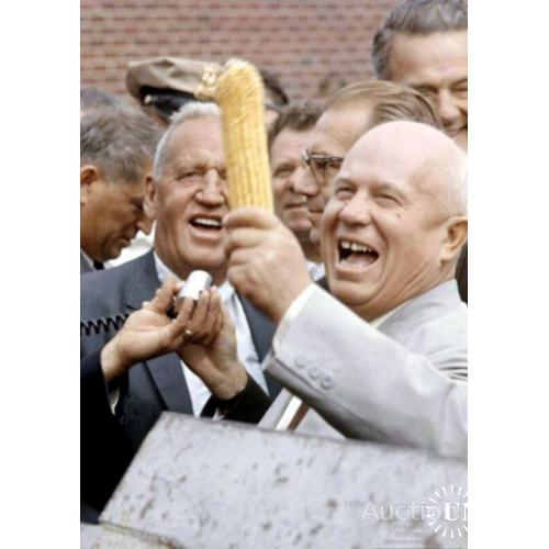 Никита Хрущев в США радуется кукурузе.