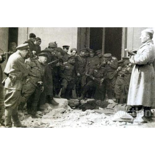 Офицеры и солдаты Красной Армии рассматривают в Берлине труп лже-Гитлера