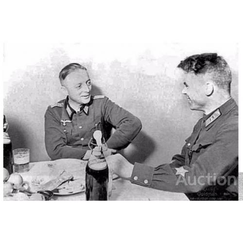 Paul Hauschild, командир 164-го пехотного полка и комиссар РККА пьют пиво