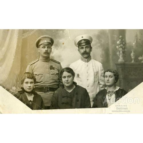 Подпоручик Дёмин кавалер ГК 3 степени с братом  и сёстрами