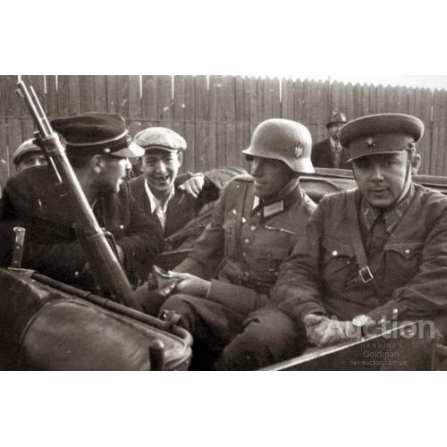 Раздел Польши 1939 г Немецкий и советский офицеры в автомобиле.