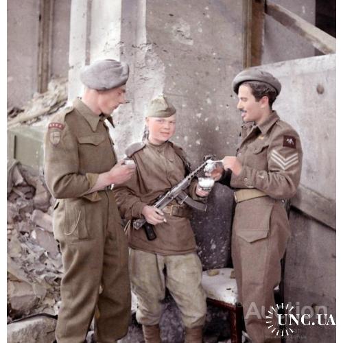 Сержанты Британской армии едят хлеб, посыпанный солью от молодого cоветского солдата
