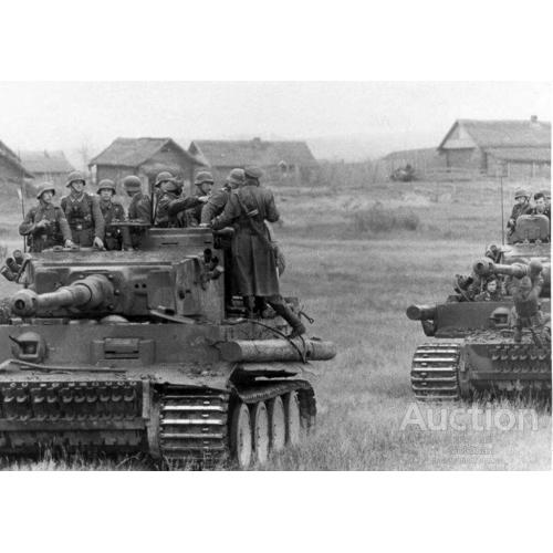 Солдаты вермахта на броне танка "Тигр-1".
