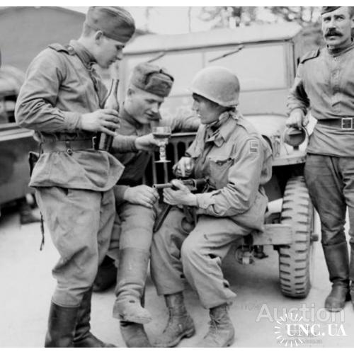 Советские солдаты угощают в Берлине водкой американца.