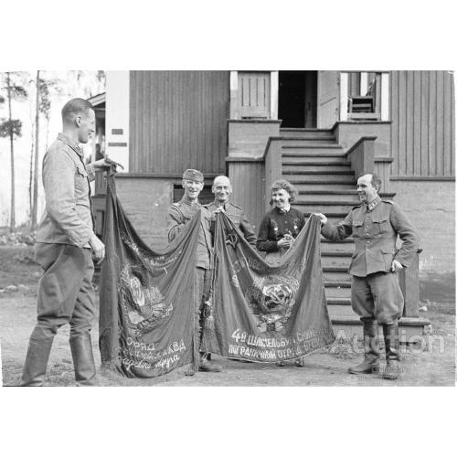 Советско-финская война. Финские солдаты захватили знамена НКВД.