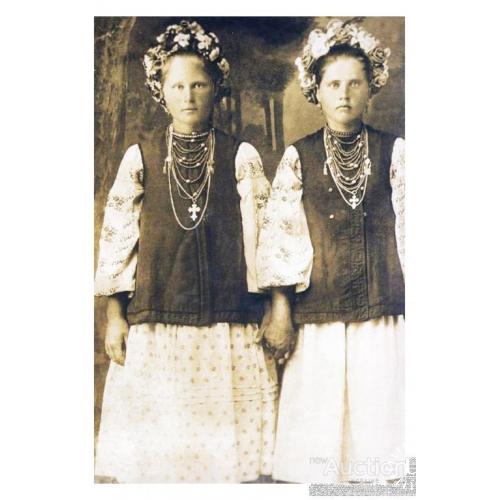 Український народний одяг та вбрання. Дві дівчини у віночках.