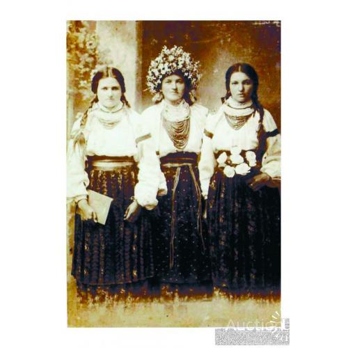 Український народний одяг та вбрання. Три дівчини.