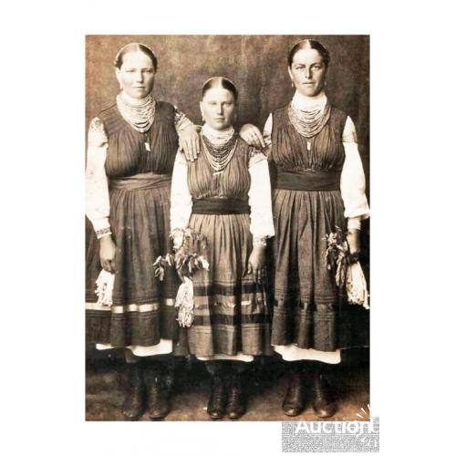 Український народний одяг та вбрання. Три дівчини.