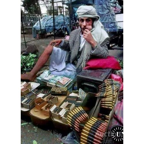 Уличный торговец в Йемене.