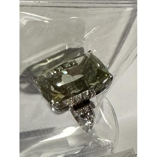 Кольцо с зеленым бериллом и 30 бриллиантами, белое золото
