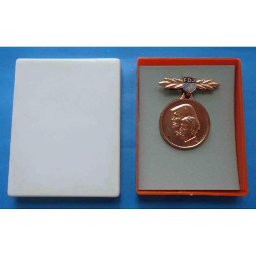Медаль Поддержка защиты социализма Германия ВЛКСМ в коробке