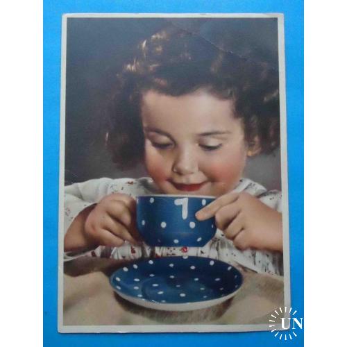 Открытка Германия 40-50 года Девочка пьет чай Werner Farbfoto чистая