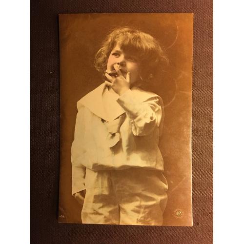 Французская фотооткрытка "Мальчик с сигаретой"