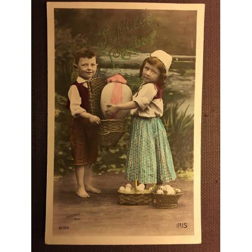 Французская фотооткрытка "С Пасхой!" . Девочка и мальчик с яйцами.