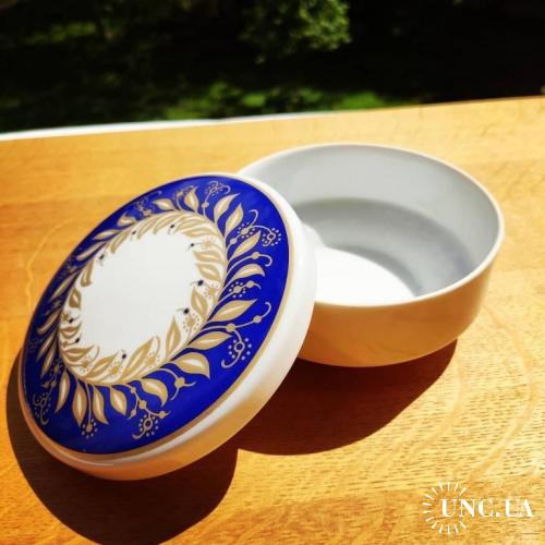 шкатулка -  Германия Thomas    . Rosenthal porcelain group.     12см