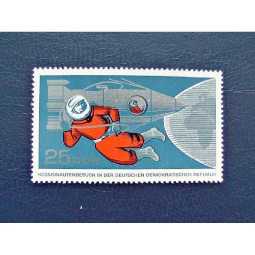 Поштова марка Німеччина НДР " Космос " 1965 рік **