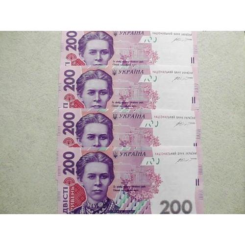   Пресс 200 гривень Україна 2014 рік підпис В. Гонтарева( чотири банкноти одим лотом, номера підряд 