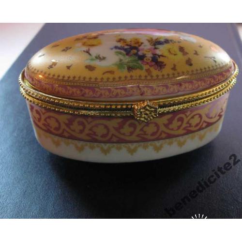 Фарфоровая шкатулочка