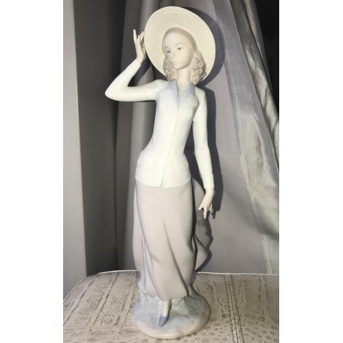 Фарфоровая статуэтка Lladro, «Свежий полдень» "Breezy Afternoon" 
