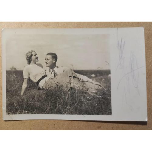 Черно-белая фотооткрытка. Влюбленная пара. Австрия. 1940-е.