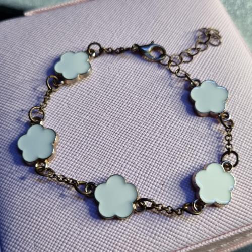 Браслет з підвісками "Білі квіти"