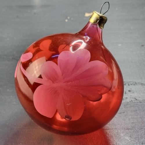 Елочный шар красный с розовым цветочным орнаментом