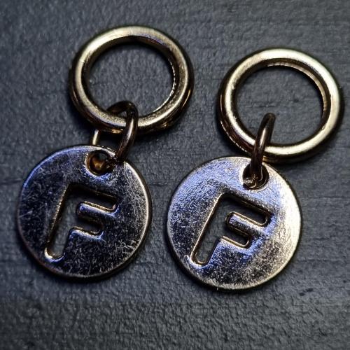 Кулон з літерою F — металевий 2 шт