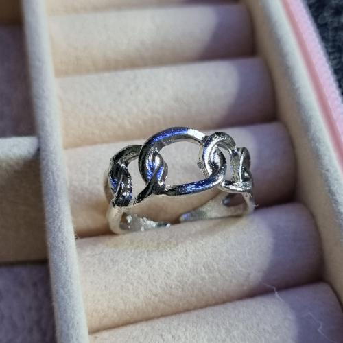 Металева каблучка з ланцюговим дизайном