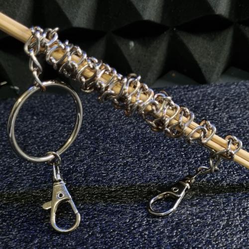 Металевий ланцюг-аксесуар з карабінами та кільцем